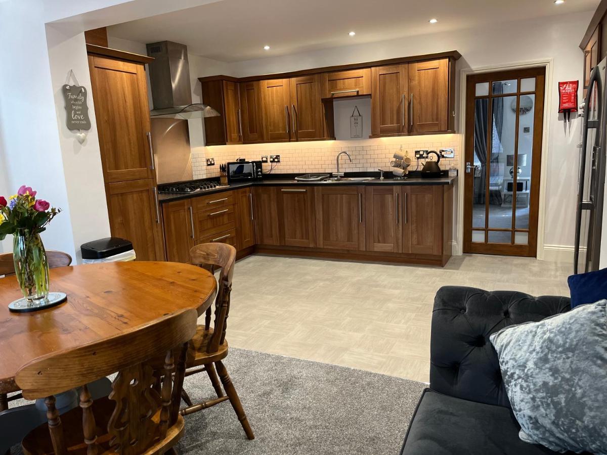 The Brook House - Spacious 3 Bed Home From Home In Burton מראה חיצוני תמונה