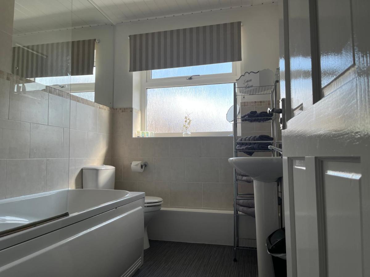The Brook House - Spacious 3 Bed Home From Home In Burton מראה חיצוני תמונה