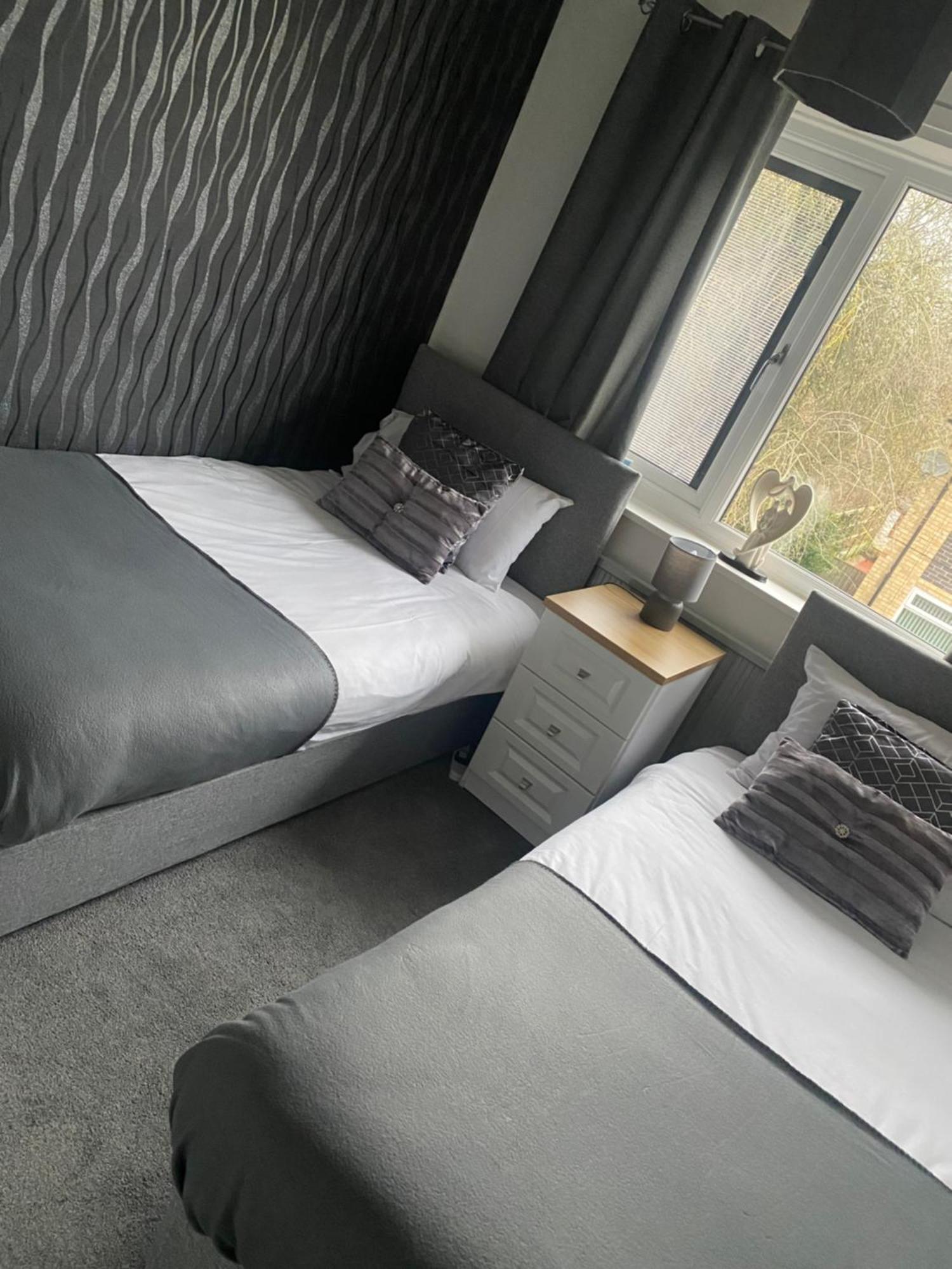 The Brook House - Spacious 3 Bed Home From Home In Burton מראה חיצוני תמונה