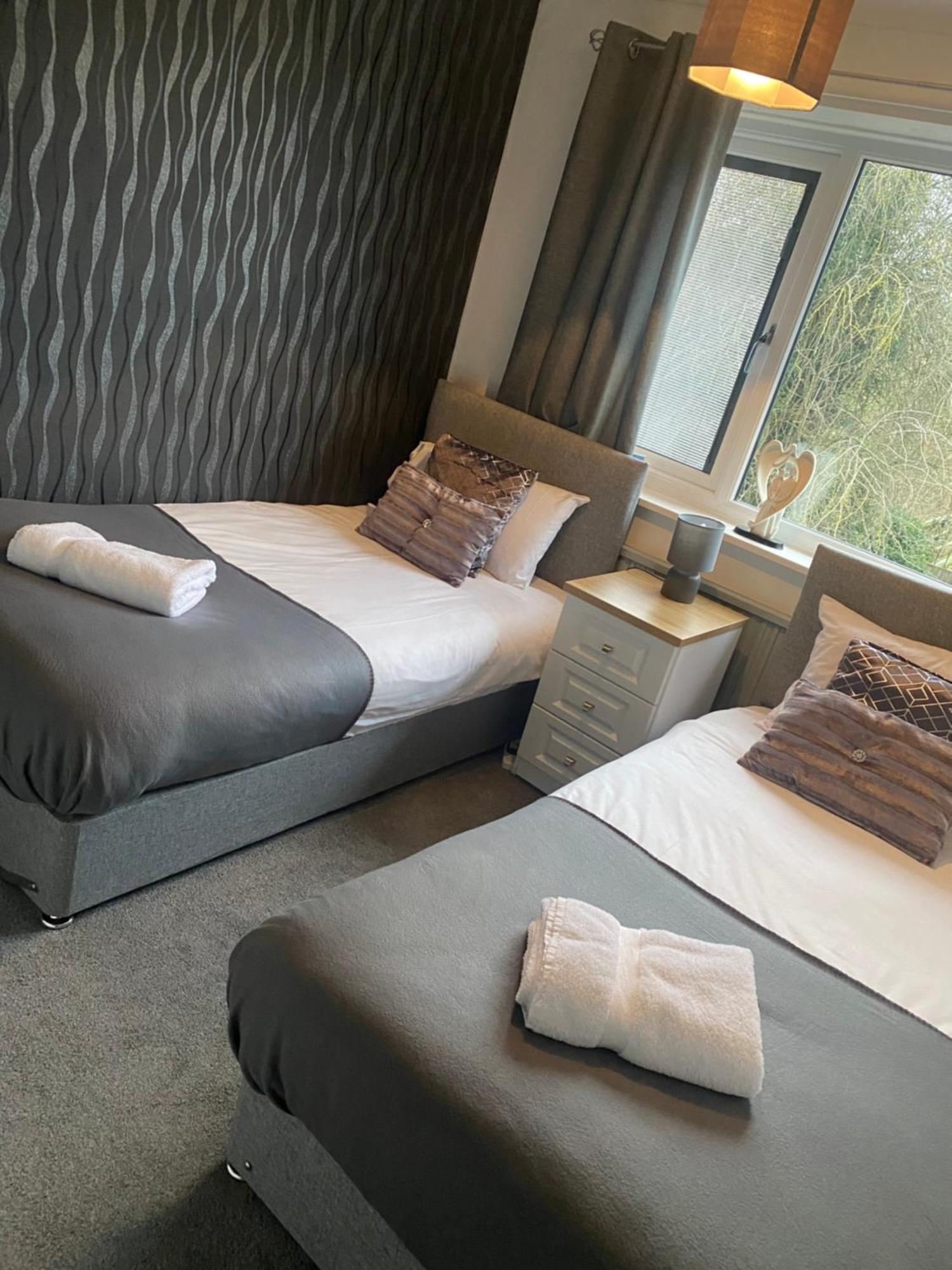 The Brook House - Spacious 3 Bed Home From Home In Burton מראה חיצוני תמונה