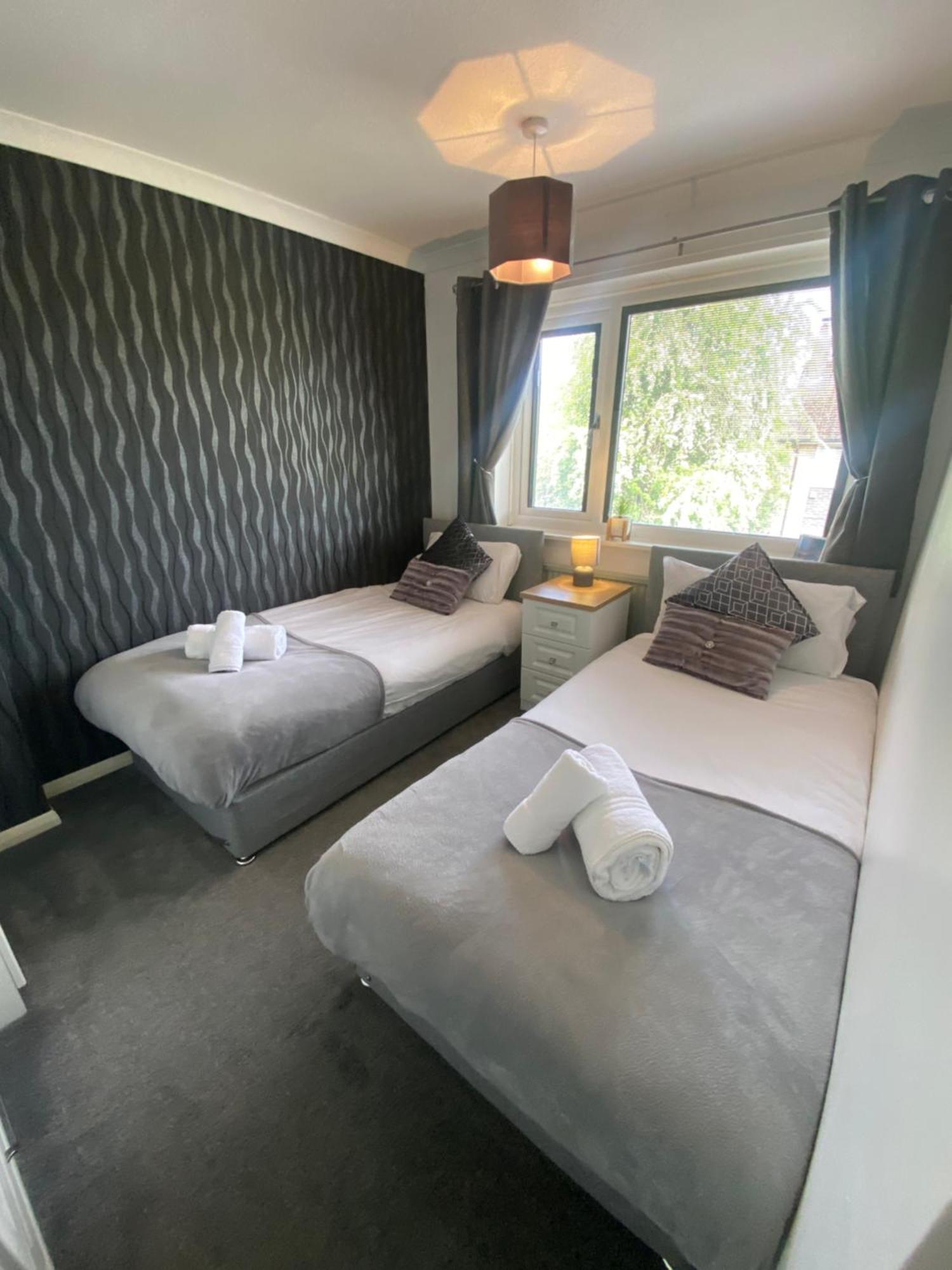 The Brook House - Spacious 3 Bed Home From Home In Burton מראה חיצוני תמונה