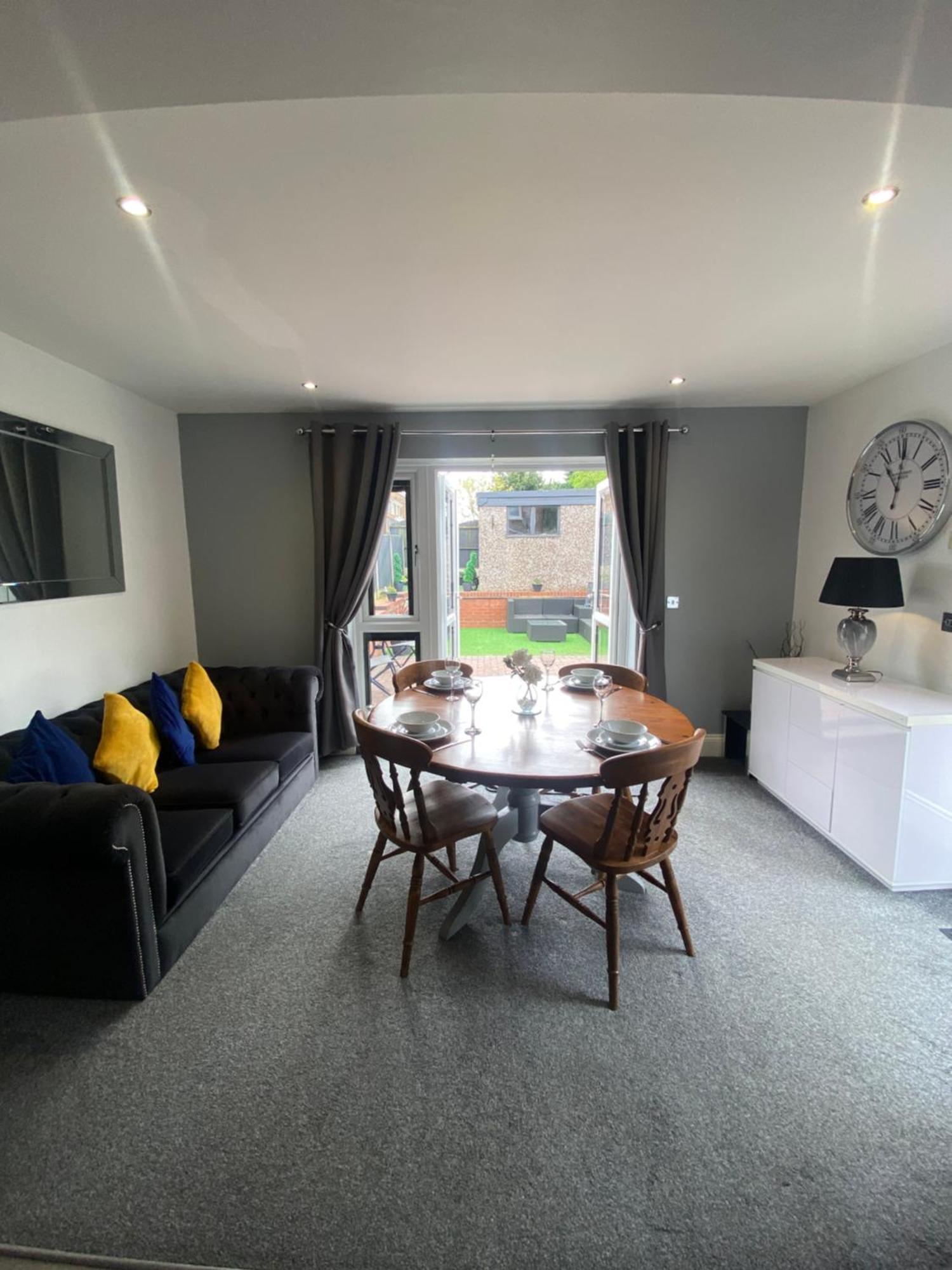 The Brook House - Spacious 3 Bed Home From Home In Burton מראה חיצוני תמונה
