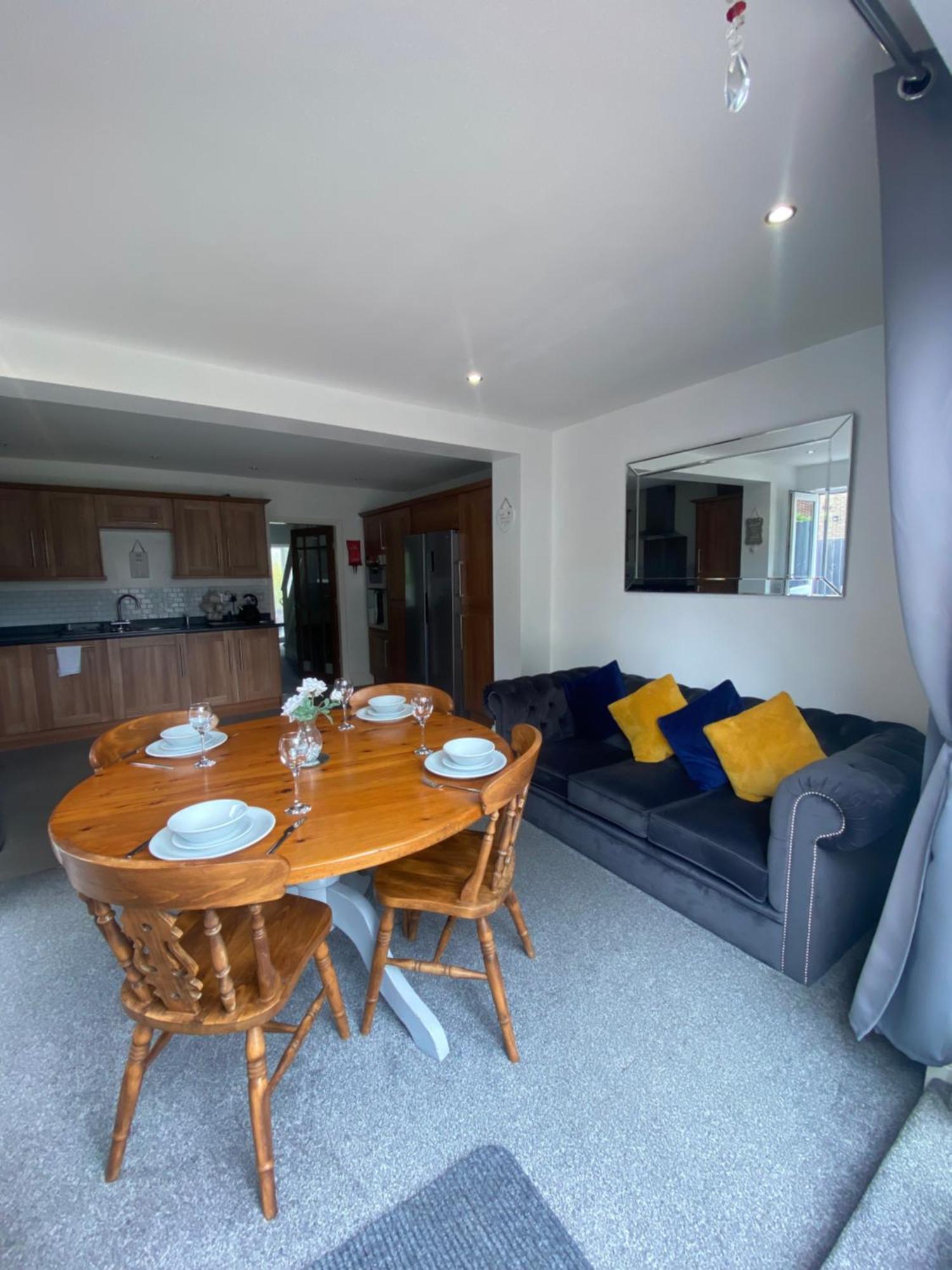 The Brook House - Spacious 3 Bed Home From Home In Burton מראה חיצוני תמונה