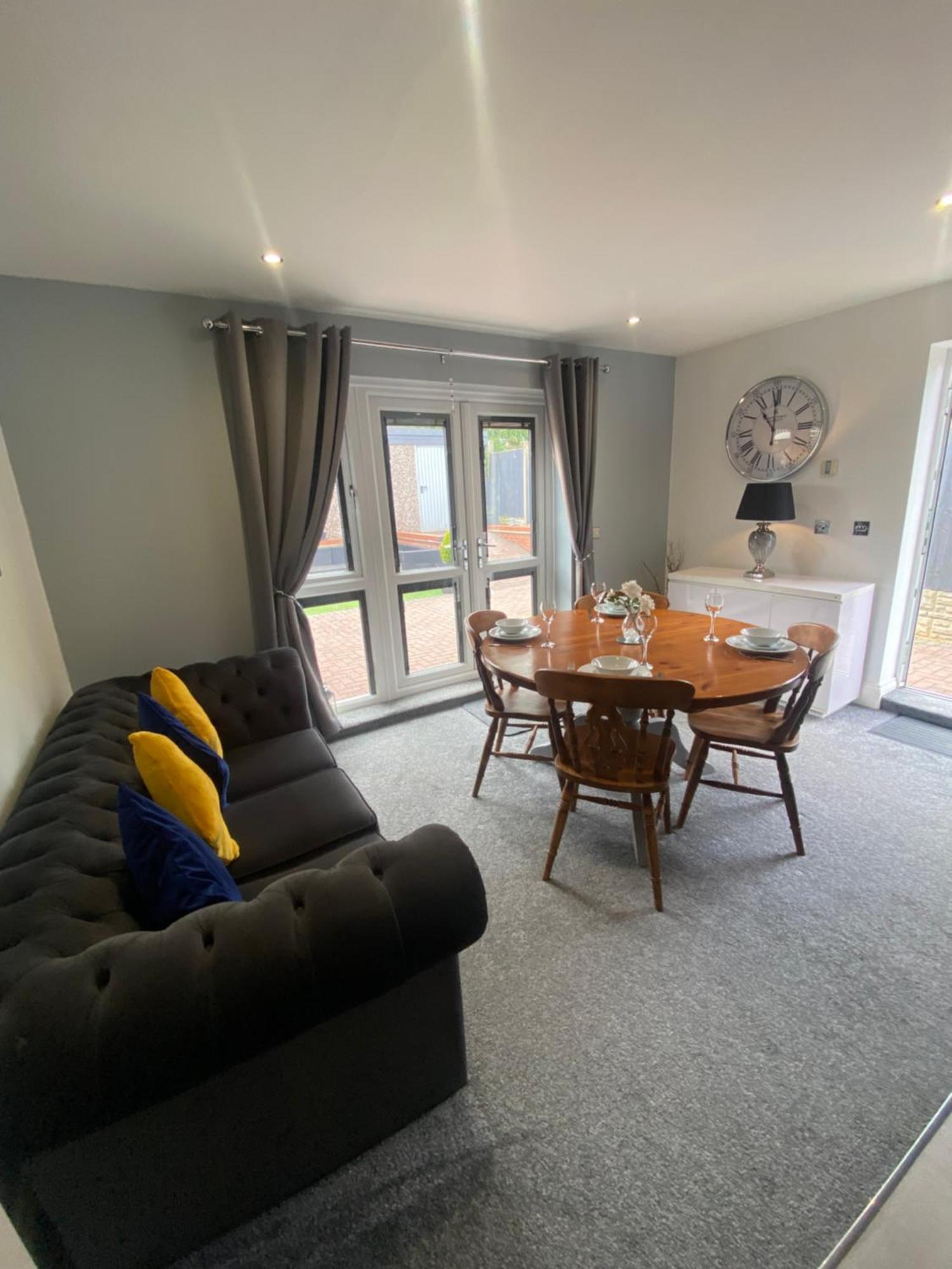 The Brook House - Spacious 3 Bed Home From Home In Burton מראה חיצוני תמונה