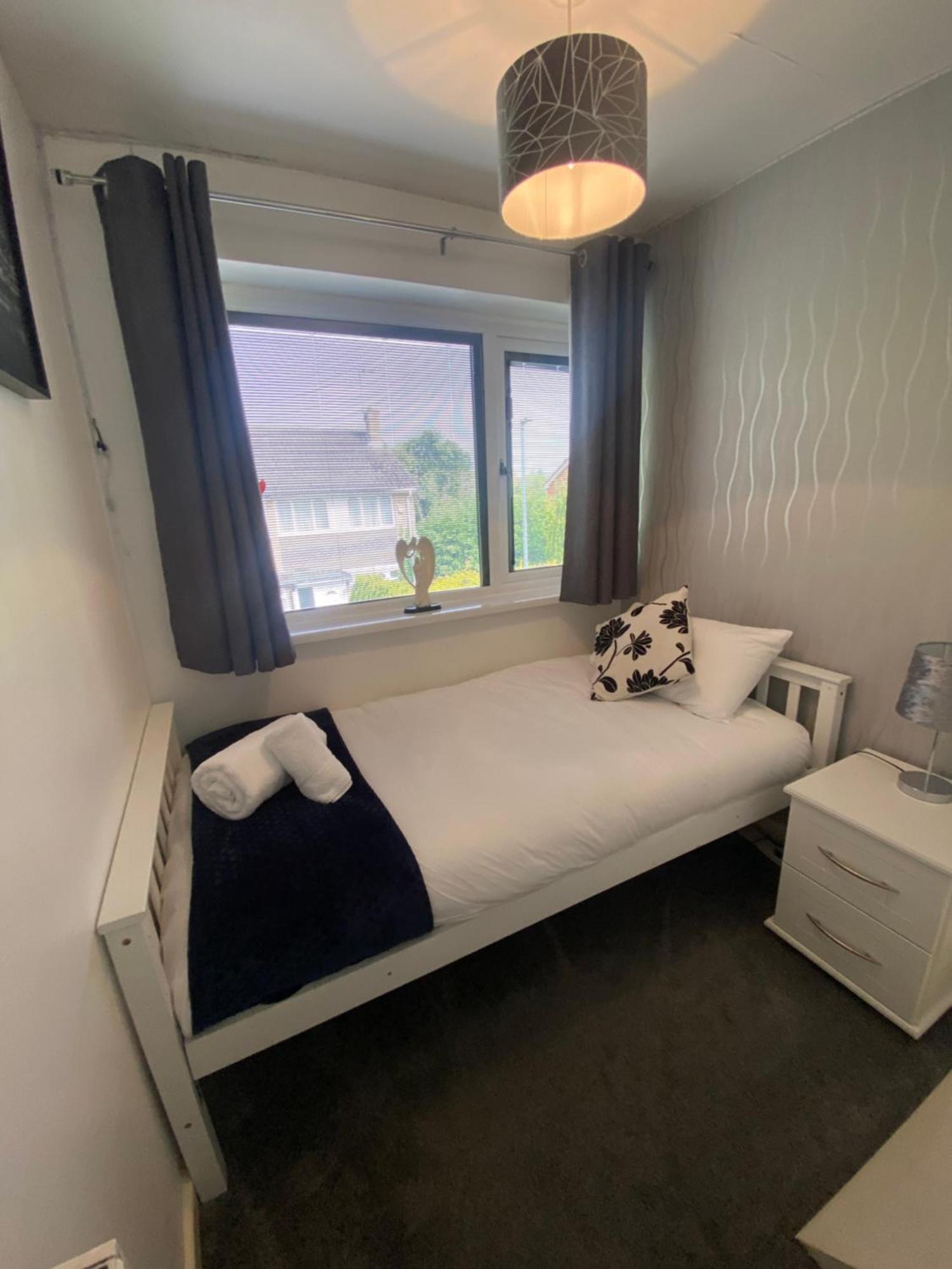 The Brook House - Spacious 3 Bed Home From Home In Burton מראה חיצוני תמונה